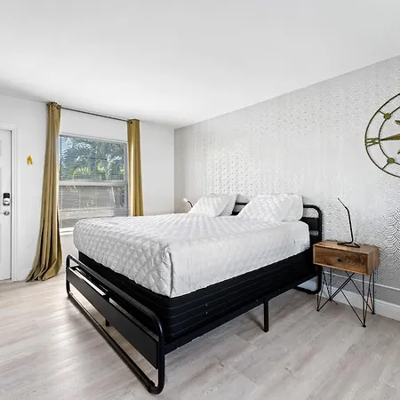 Steps From The Beach-All Renovated Studio Unit #3